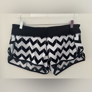 lululemon Speed Short Arrow Chevron White Black, Size 10